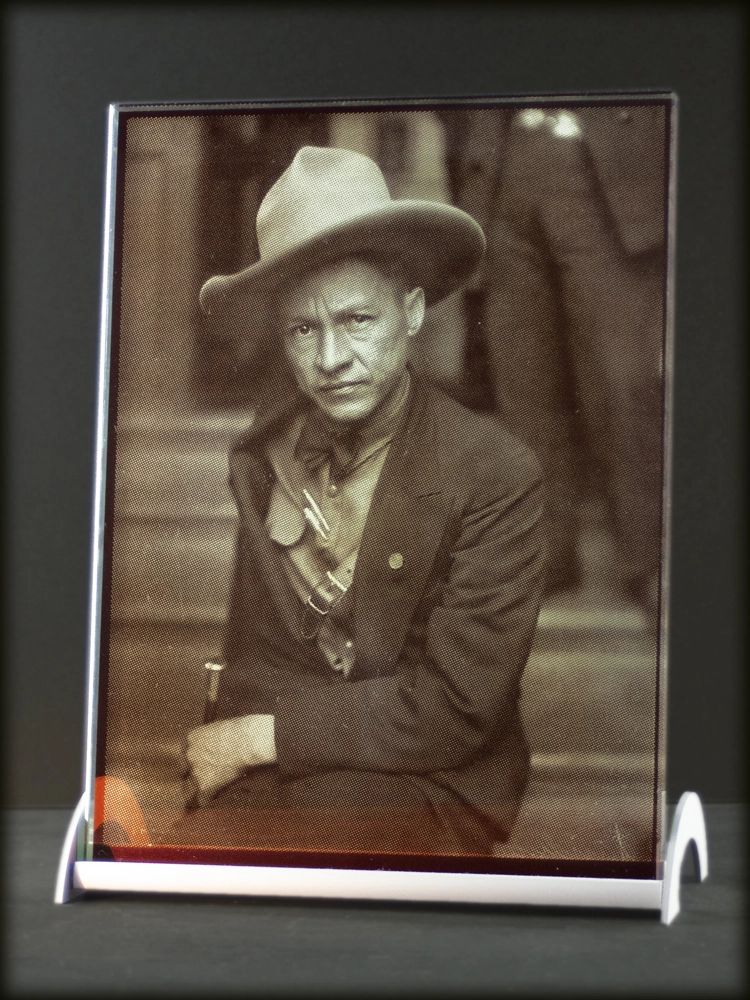 amber-glasportret-0020 Glasportret van man met hoed