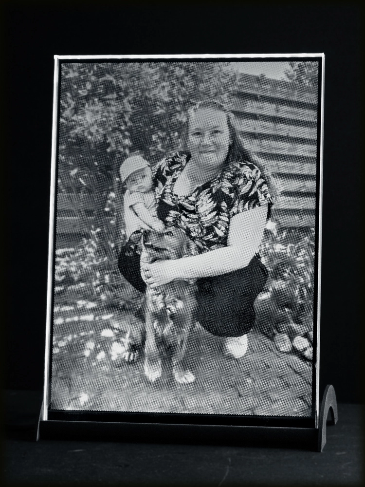 helder-glasportret-0050-led-zwarte-houder glasportret van familie in de tuin