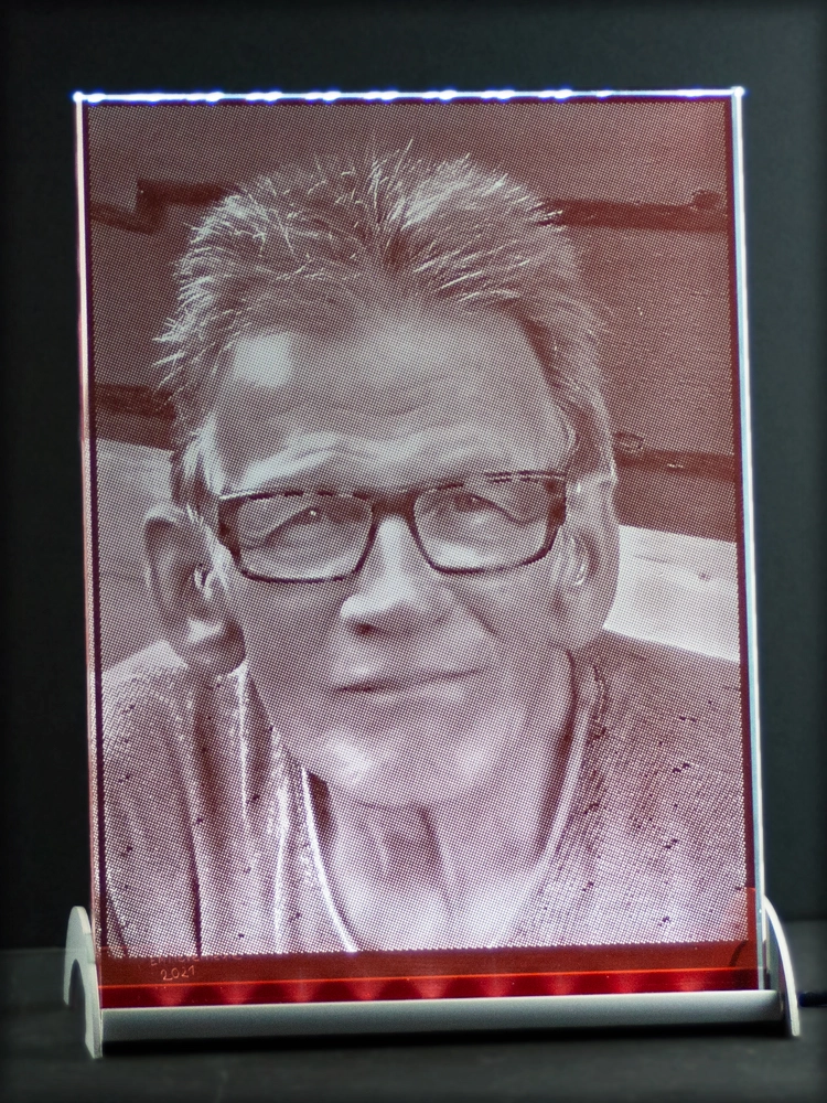 rose-glasportret-0060-led Portret in glas van een man met bril